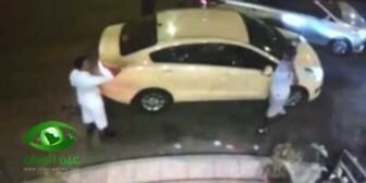 عرقلة مرورية تتسبب في مشاجرة وسرقة بـ”نسيم جدة”(شاهد)