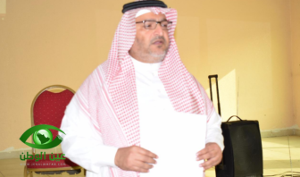 ساعة النشاط على طاولة مكتب النسيم