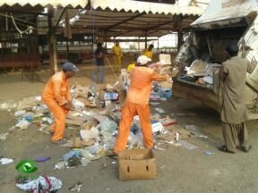 بالصور.. مبادرة أمانة جازان ترفع ٣٢٧٠ طنا من نفايات العيدابي