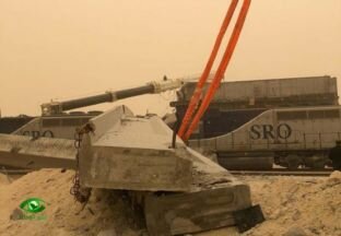 بالصور.. سقوط كتلة خرسانية كبيرة على قطار شحن بالرياض.. وإصابة قائده